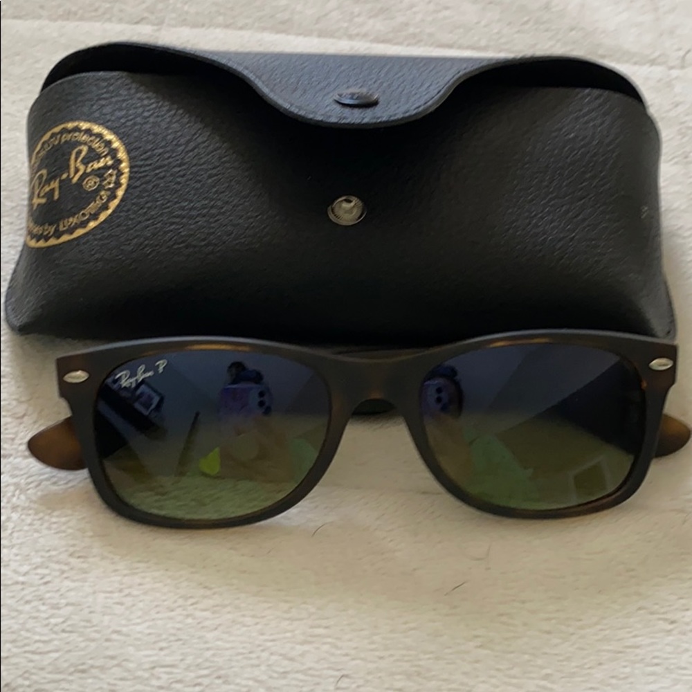 Brand new unworn Rayban wayfarers. Polarized lens
